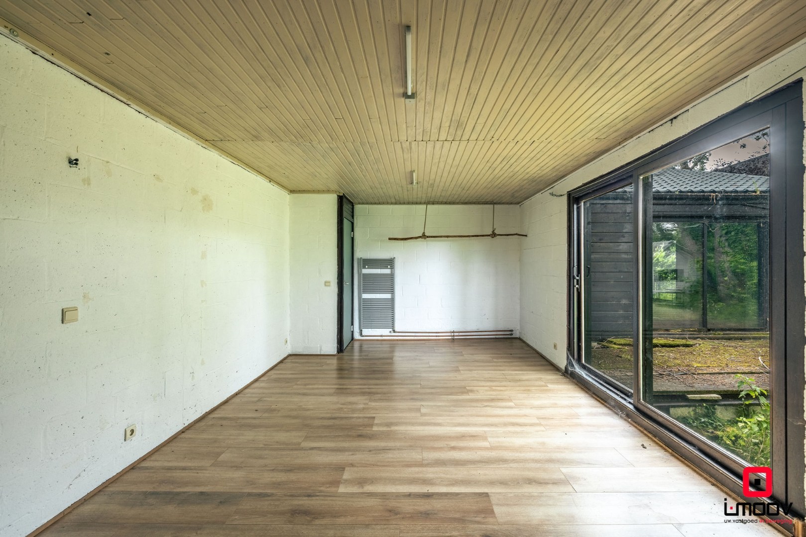 Seventies bungalowvilla met renovatiepotentieel op unieke ligging aan natuurgebied 
