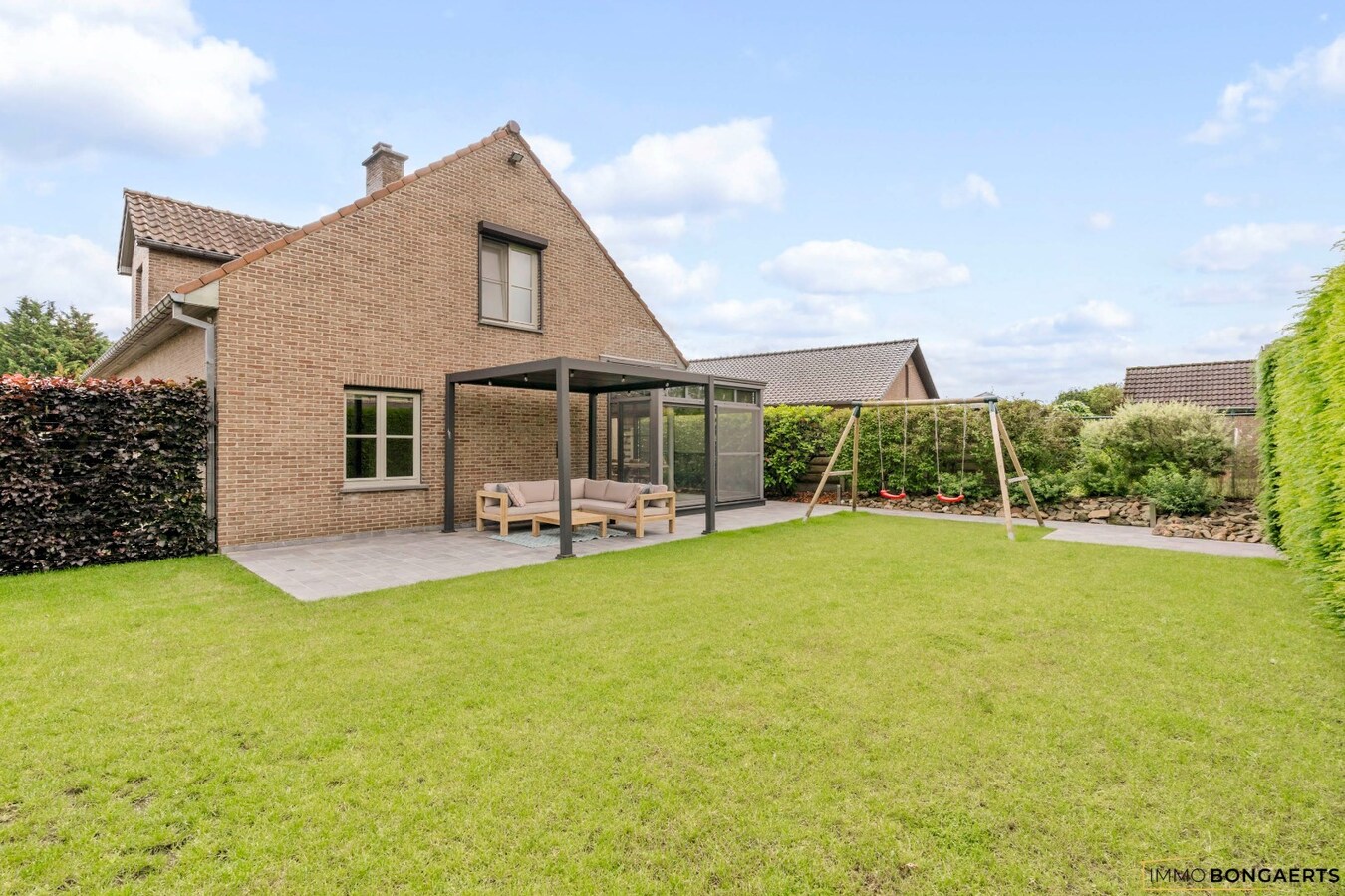 Ruime woning op een zeer rustige locatie met tuin, garage, carport en 3 slaapkamers in Opglabbeek. 