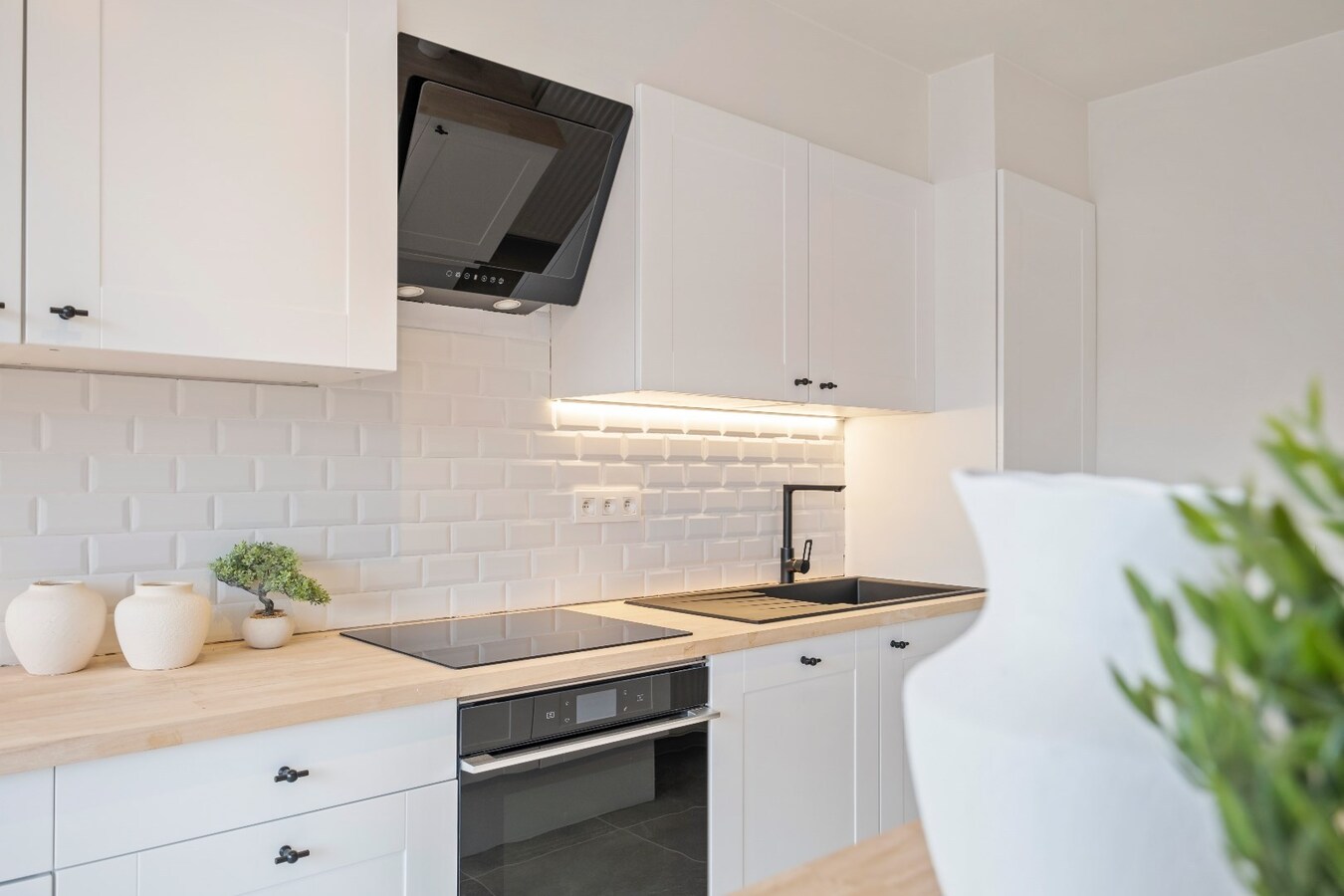 Prachtig 2-slaapkamer appartement (100m2)  met terras en garage te Kortrijk ! 