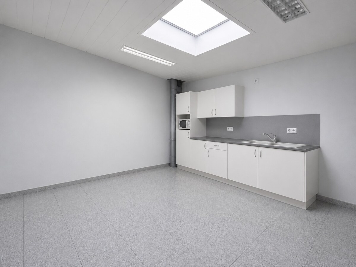 RUIME OPSLAGPLAATS/MAGAZIJN IN HERK-DE-STAD 