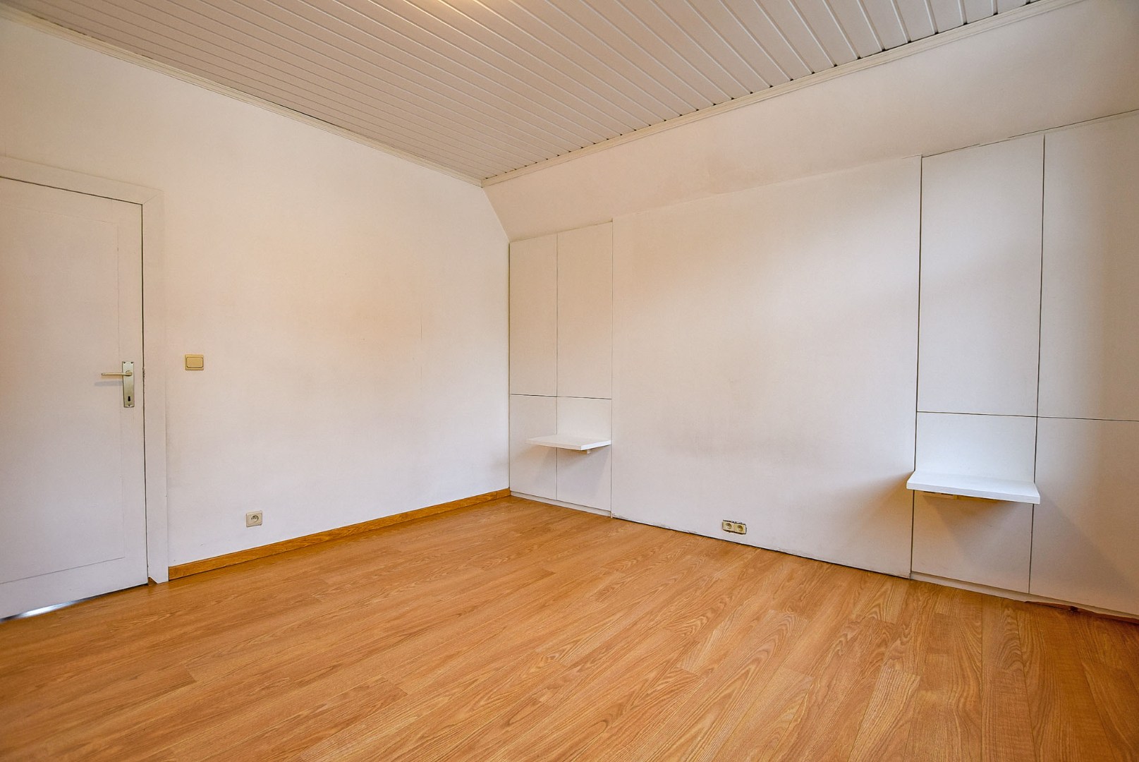 Instapklare gezinswoning met 3 slaapkamers en garage in het centrum van Diksmuide. 