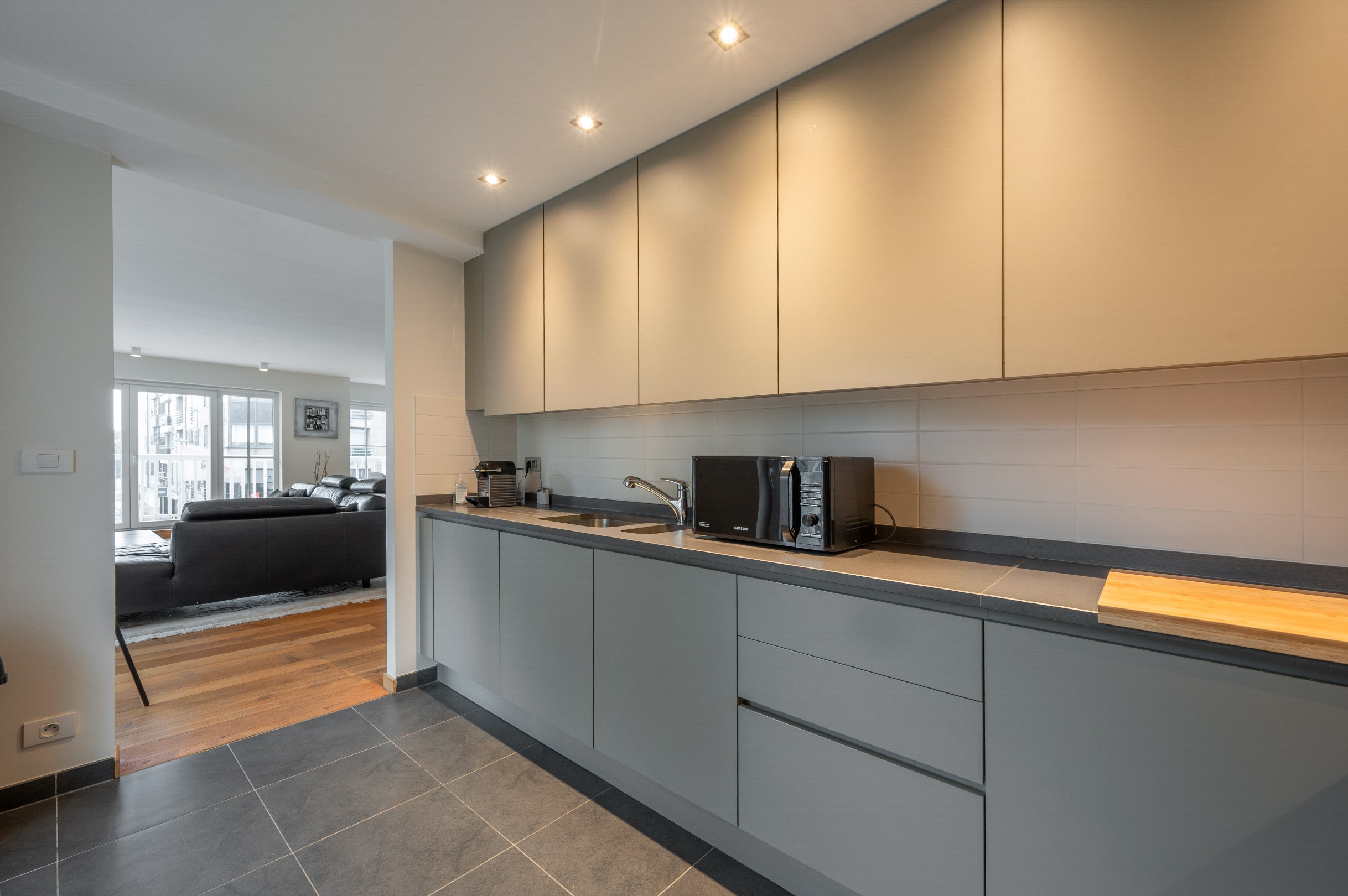 Uitzonderlijk lichtrijk hoekappartement van 150 m² met open zicht op het Burgemeester Frans Desmidtplein – inclusief 2 autostandplaatsen 