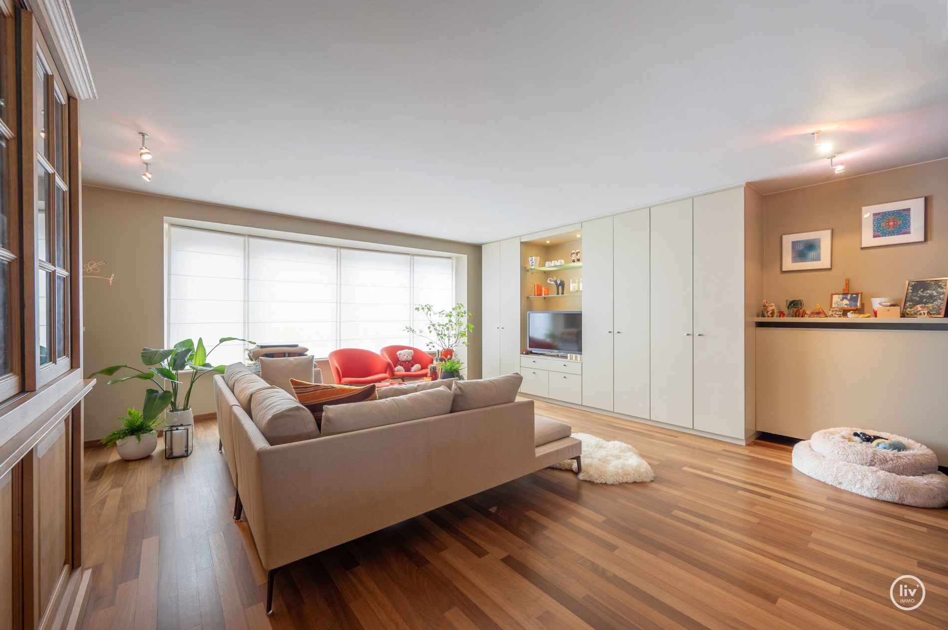 Fraaie bel-étage woning in het centrum van Knokke met Schoonheidssalon op het gelijkvloers. 
