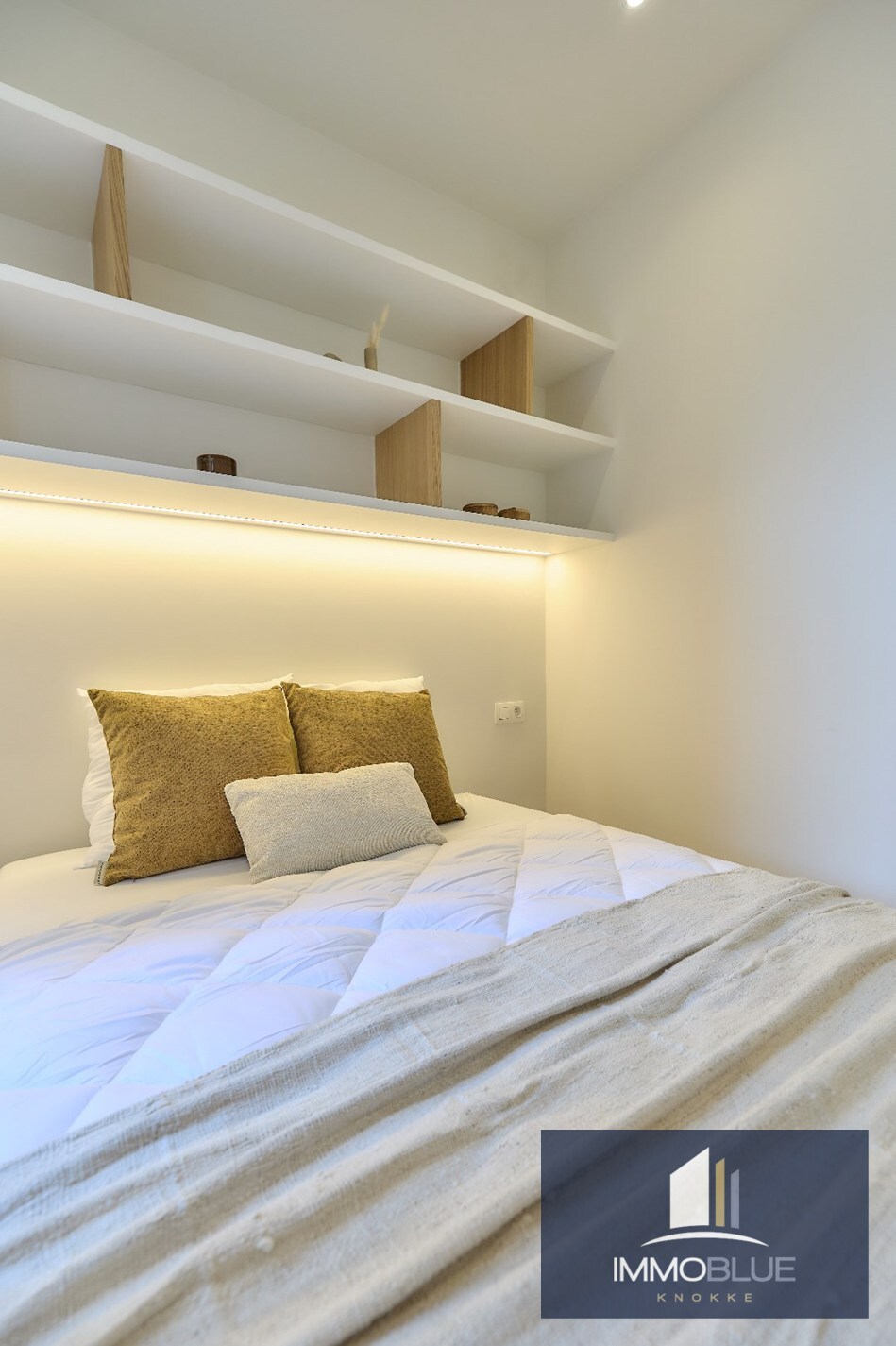 Appartement spacieux, entièrement rénové, avec quatre chambres et vue latérale sur la mer, situé à proximité de la Place Van Bunnen. 