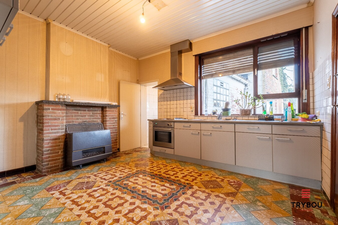 Te renoveren woning met garage en diepe tuin 