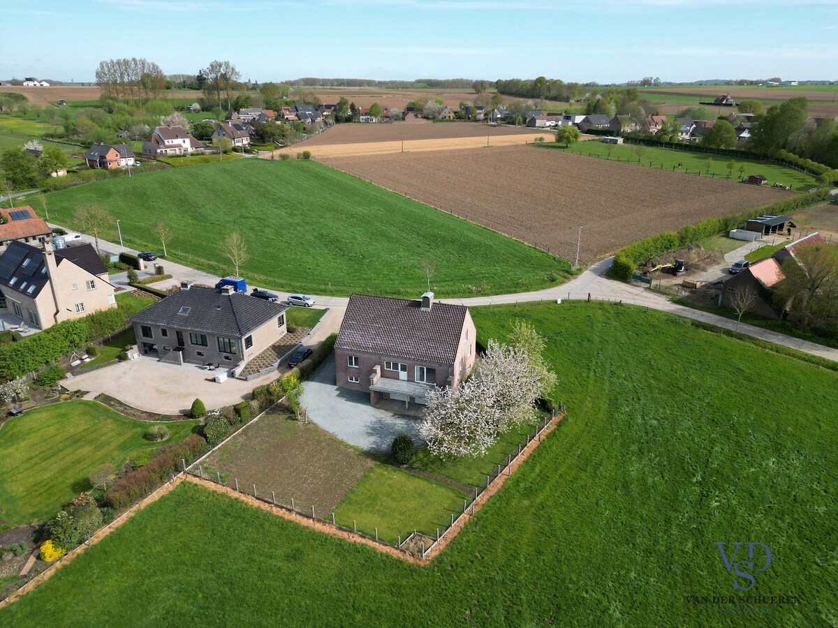 Ruime woning op unieke locatie in het groen, vlakbij Dikkele 