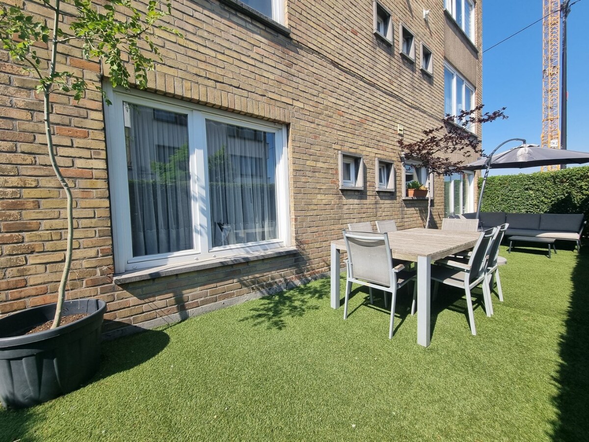 Hoekappartement met tuin en garage - Heist 