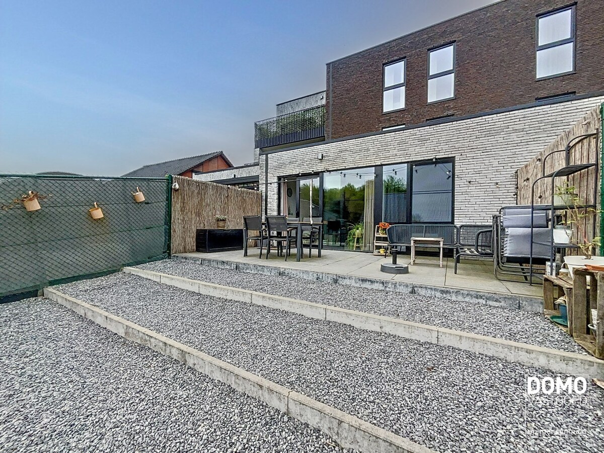 GELIJKVLOERS 1 SLAAPKAMER APPARTEMENT MET TUIN TE KERMT 