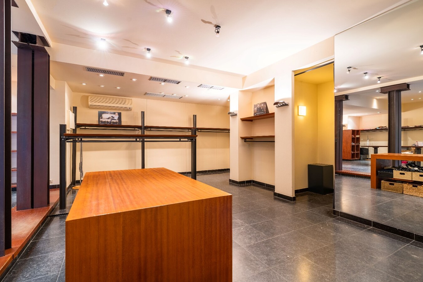 Surface commerciale de +/- 115m2 en plein centre-ville, à 2 pas de la Grand Place et de la Petite Rue ! 