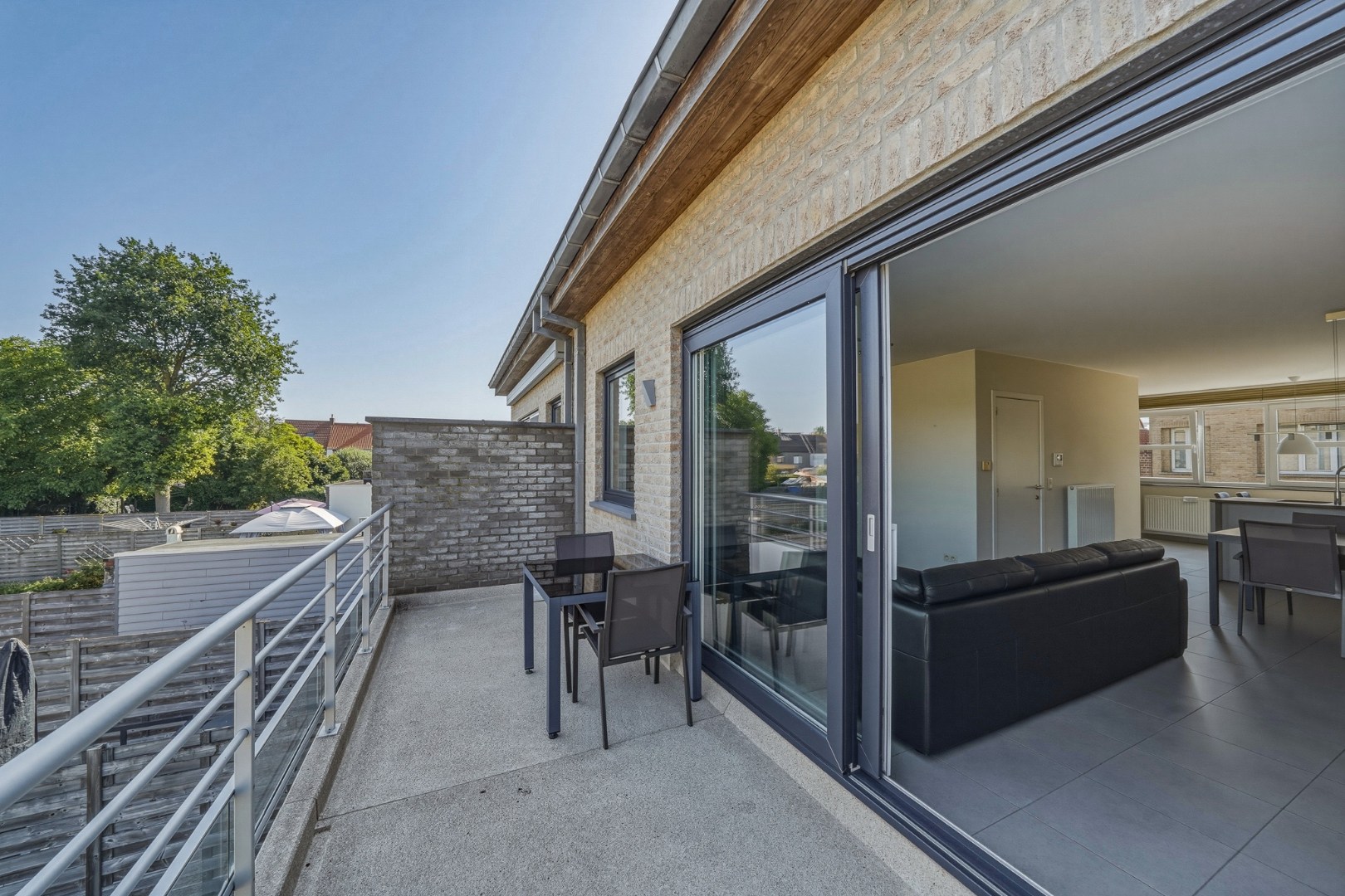Instapklare recente woning met zeer ruime garage en tuin in Oudenburg 