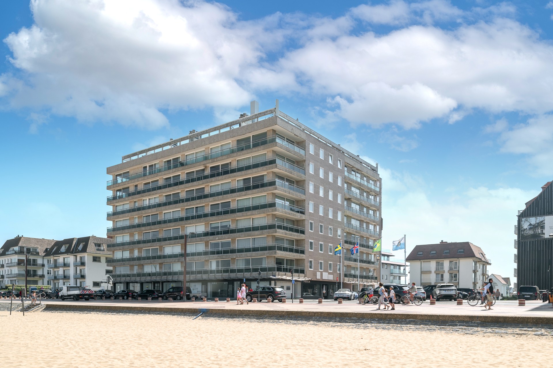 Op een absolute topligging aan de zeedijk in het Zoute bevindt zich dit prachtig gerenoveerde appartement op de eerste verdieping van een standingvolle residentie, met een gevelbreedte van 5,20 meter 