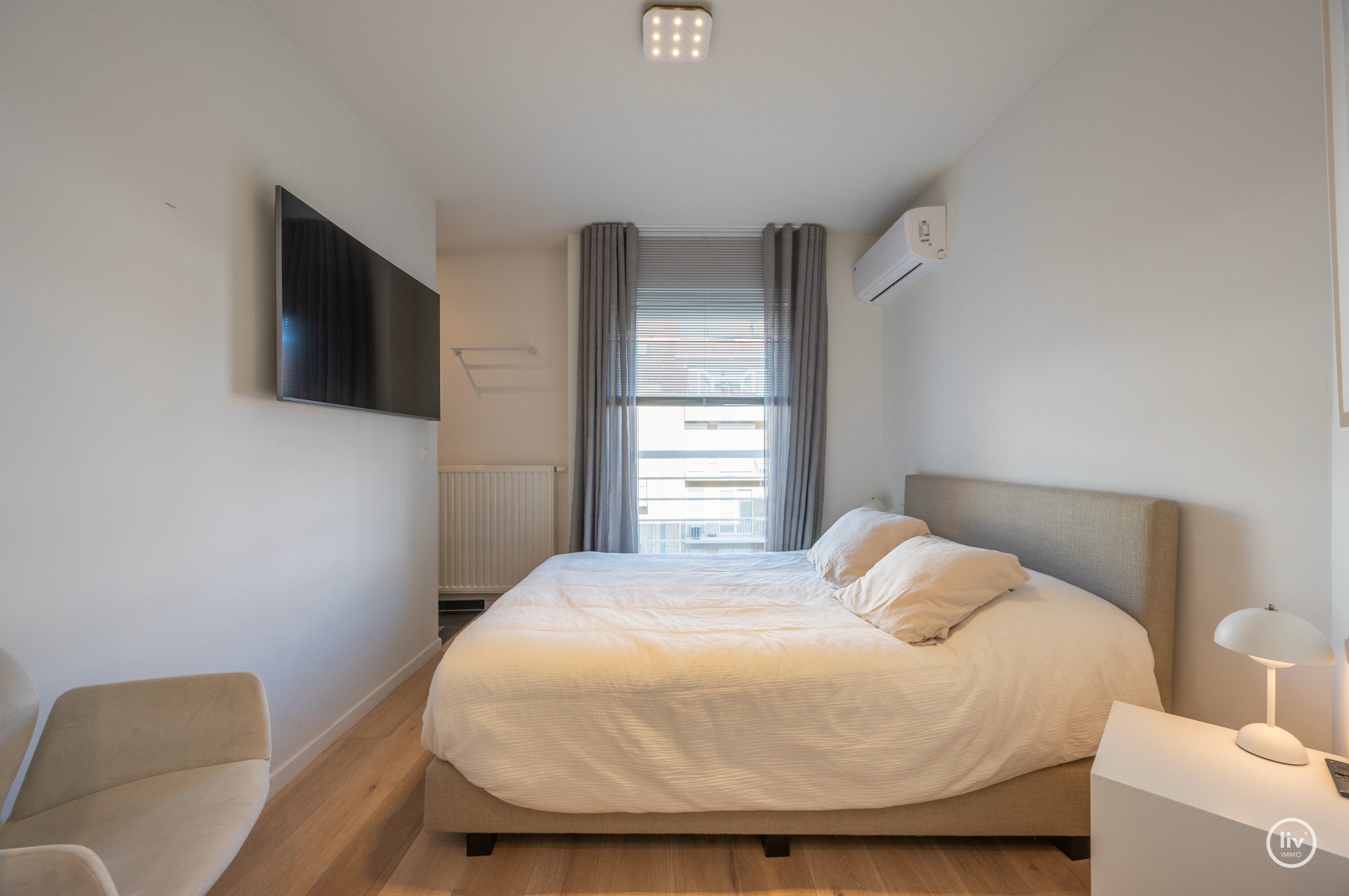 Magnifique, spacieux et récent (2015) appartement avec 3 chambres à coucher complètes et une terrasse ensoleillée, bien situé sur l'avenue Léopold à Knokke. 