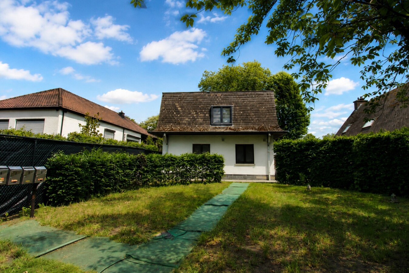 Uitzonderlijk opbrengsteigendom met 5 entiteiten, ruime zuidgerichte tuin en sterke investeringsopportuniteit in rustige groene woonomgeving te Sint-Niklaas! 