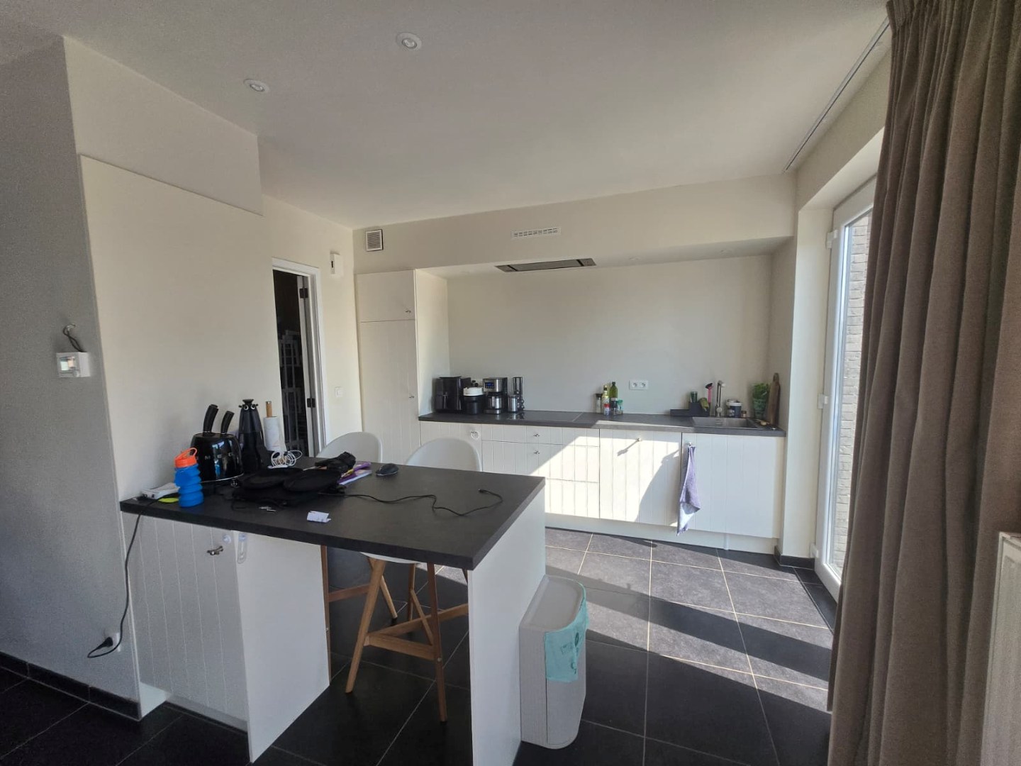 Ruime en recente halfopen bebouwing met 3 slaapkamers, carport en ruime tuin 