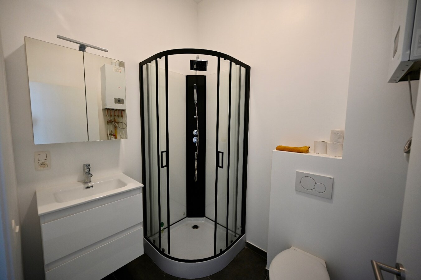 KNAP GERENOVEERD APPARTEMENT OP TOPLIGGING 