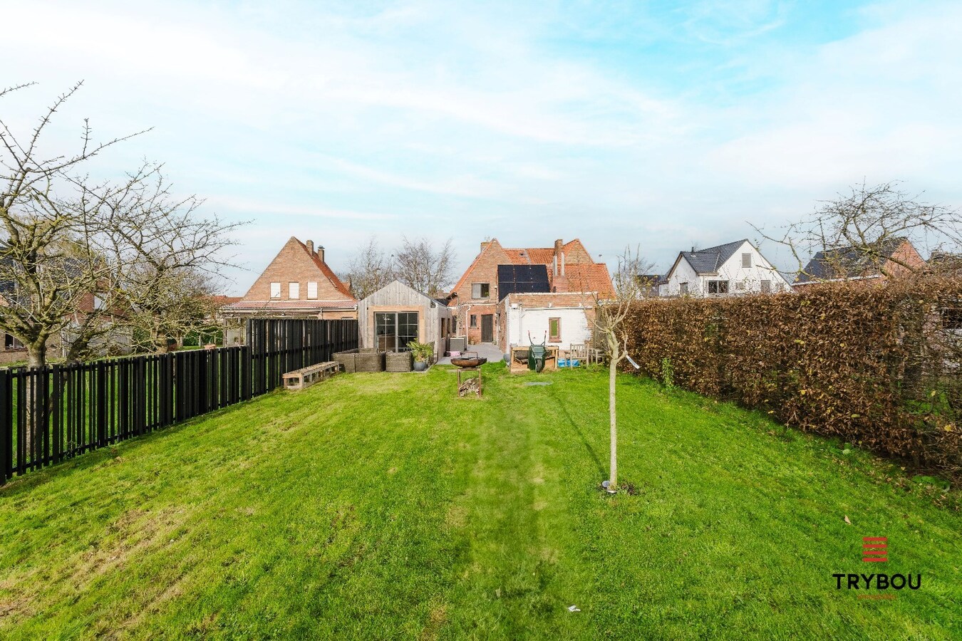 Verrassend ruime, lichtrijke woning op ruim perceel van 722m² te Jabbeke 