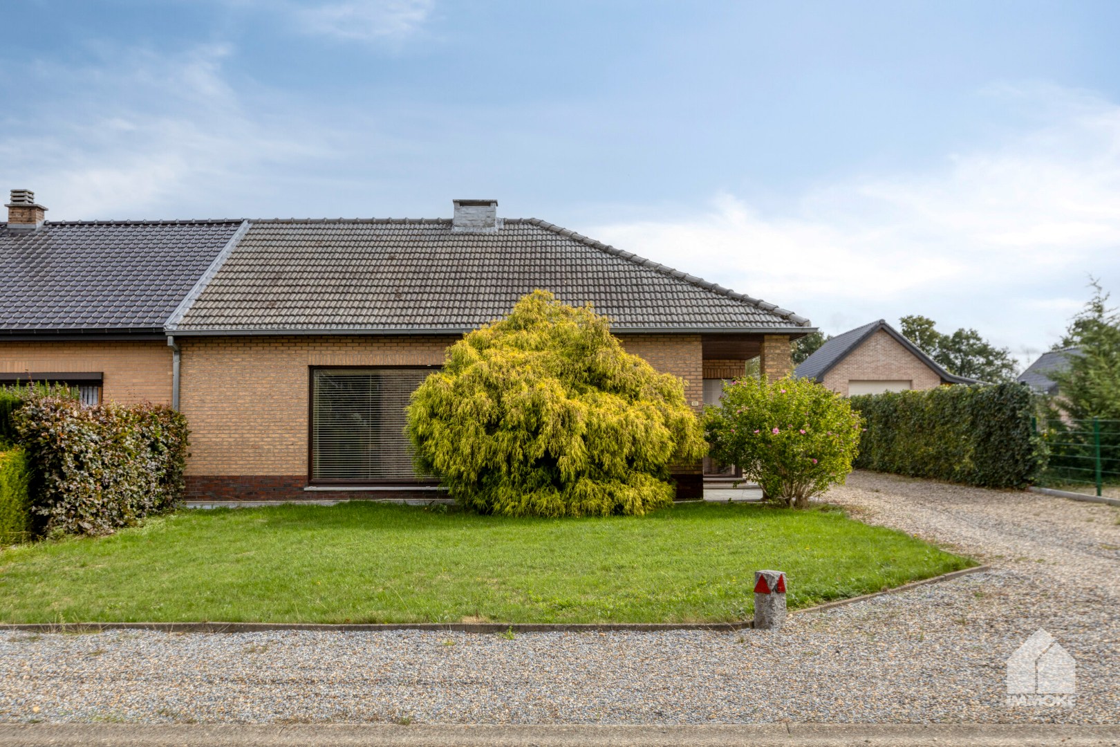 Te renoveren, gelijkvloerse woning op 13a 60ca met 2 slpk en garage. 