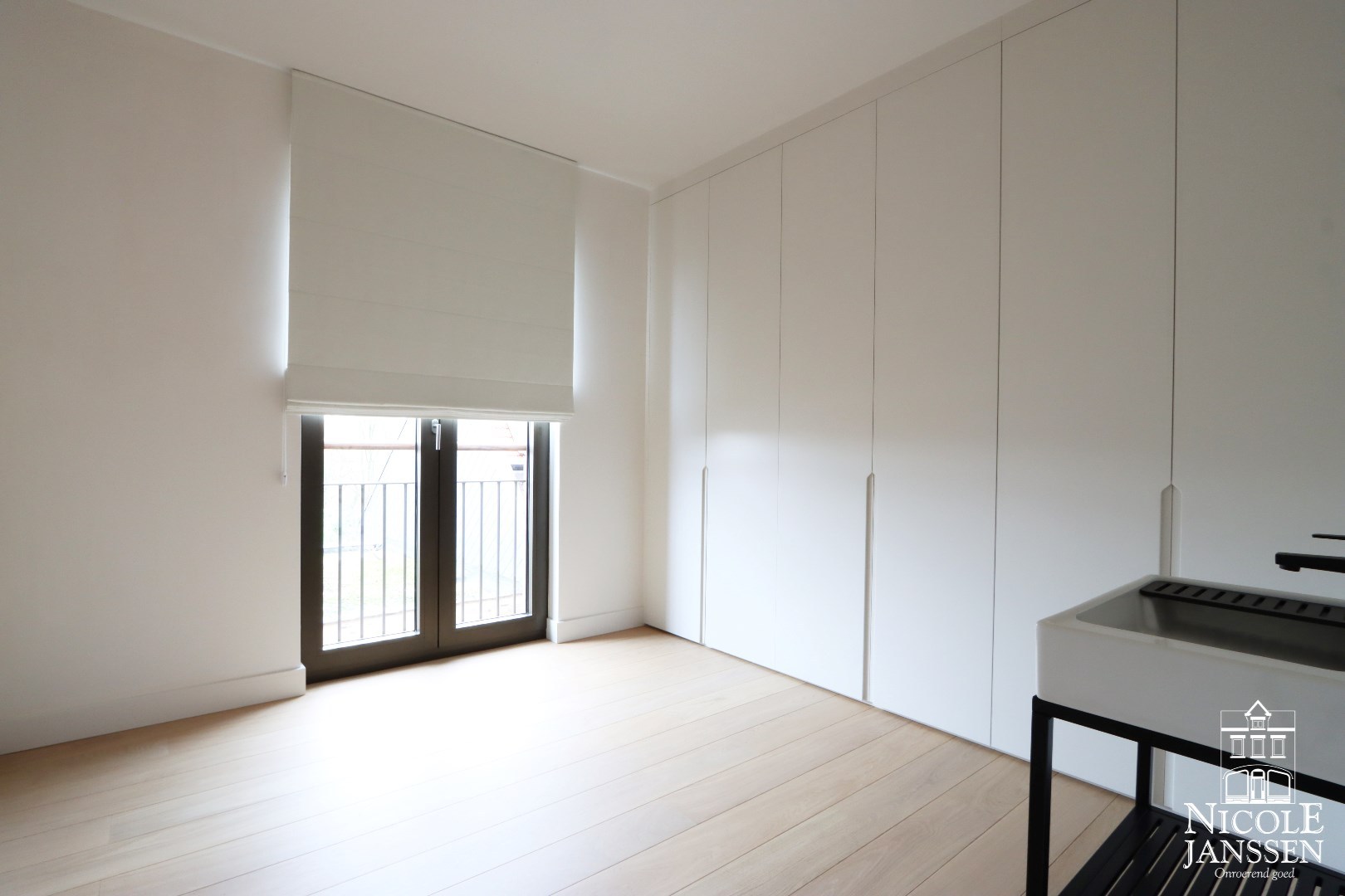 Tweede slaapkamer met ingebouwde kasten en wastafel