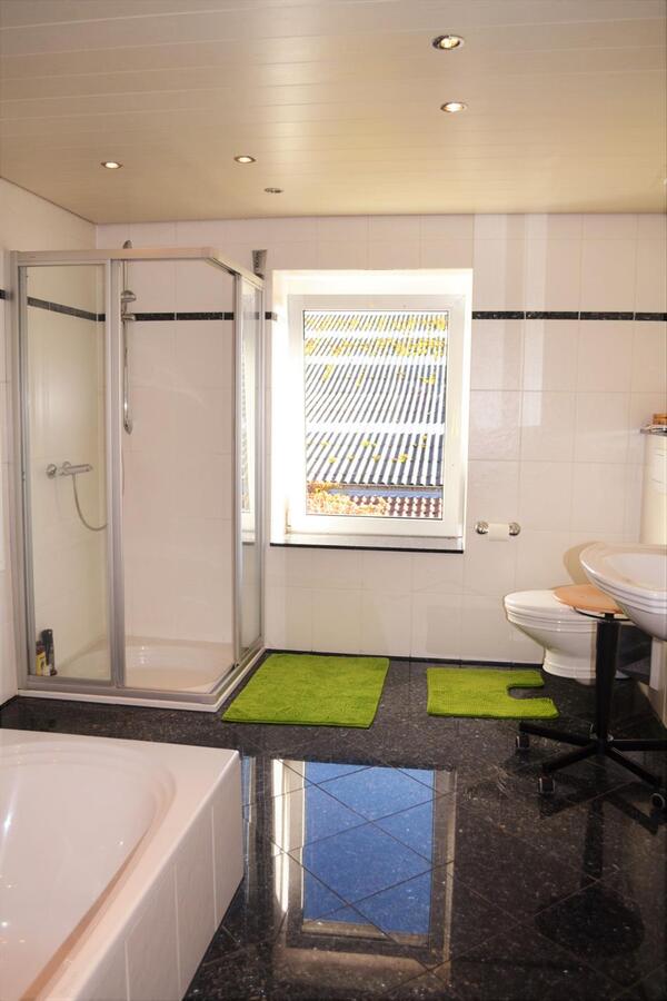 Splendide propriété avec piste couverte et boxes sur environ 1,3ha 