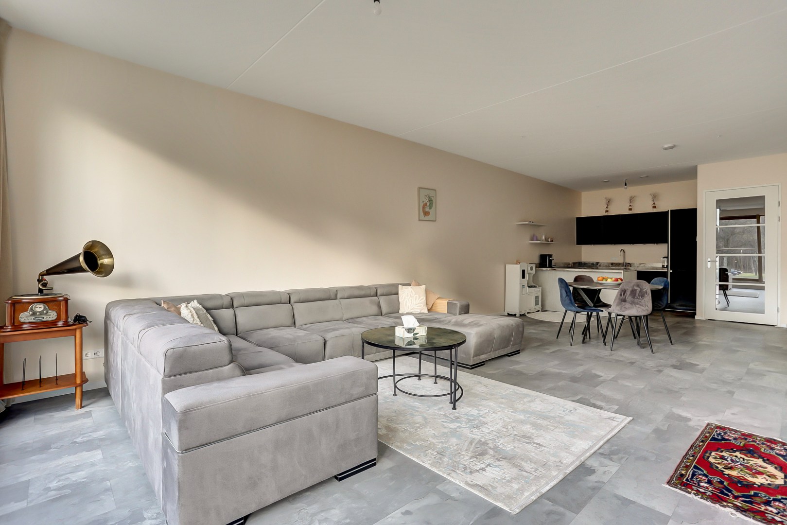 Modern en energiezuinig appartement (A++) met ruim terras op het westen, eigen parkeerplaats, fraaie keuken, badkamer en gelegen op eigen grond. 