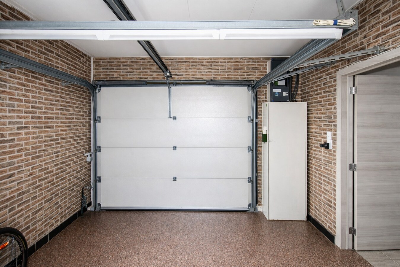 Centraal gelegen woning met drie slaapkamers, tuin én inpandige garage te koop in Sint-Niklaas! 