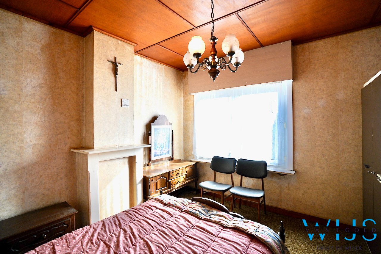 Op te frissen woning met tuin &amp; 2 garages te Rieme ! 