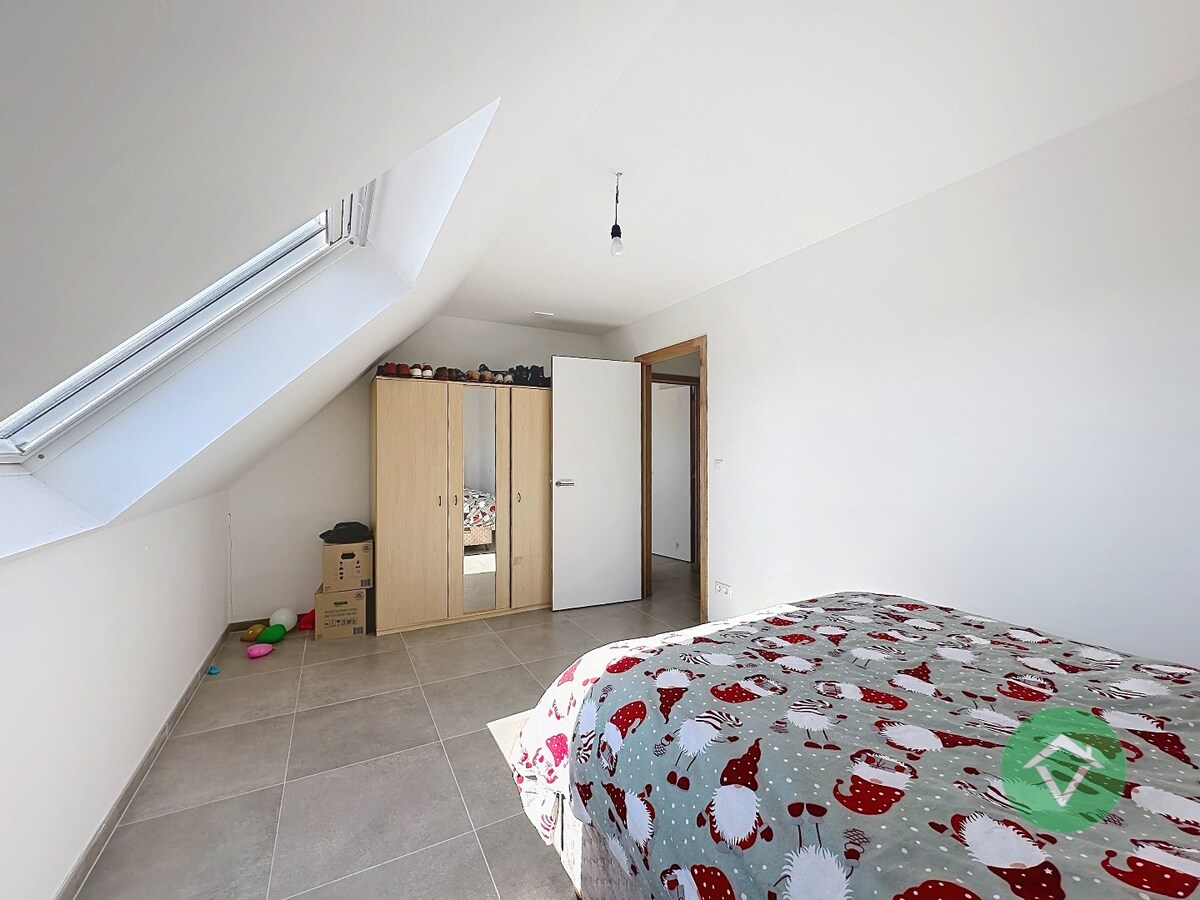 Moderne nieuwbouw tussenwoning met drie slaapkamers en garage in Moere 