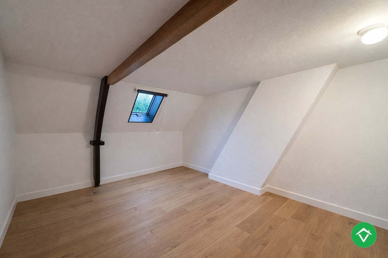 Ruime woning met 5 slaapkamers, garage en diepe tuin te Houthulst 