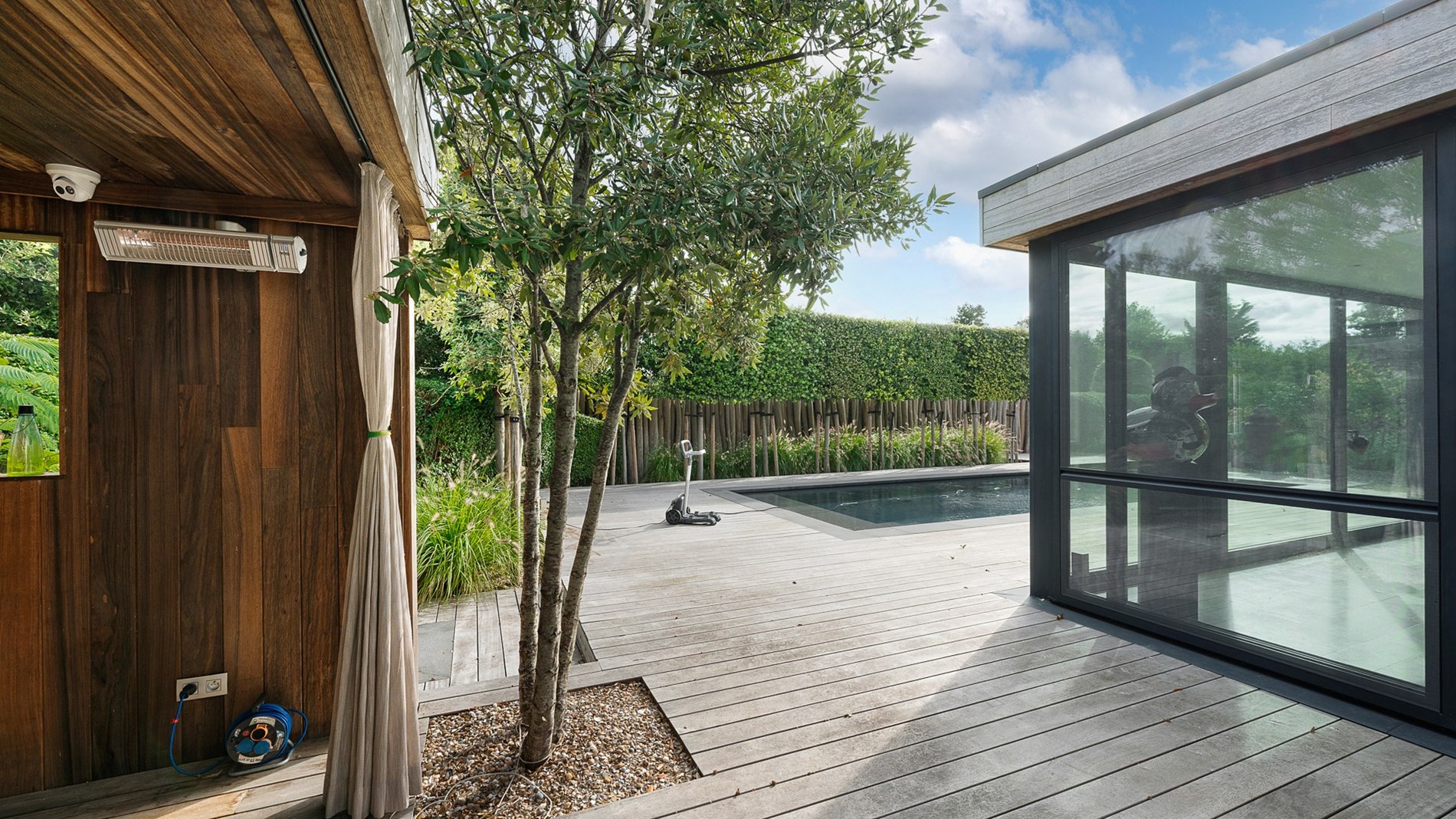 Schitterende villa met zwembad gelegen in residentiële wijk te Knokke. 