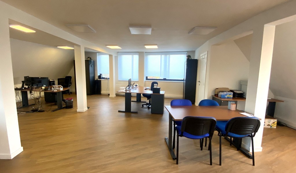 Instapklare kantoorruimte te huur vlakbij R4 in Gent