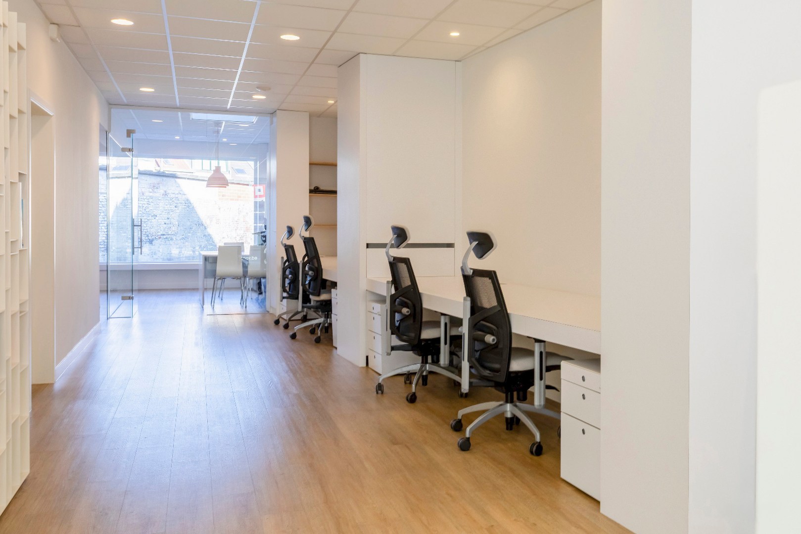 Modern en lichtrijk kantoor; praktijk- of winkelruimte op commercieel gunstige locatie 