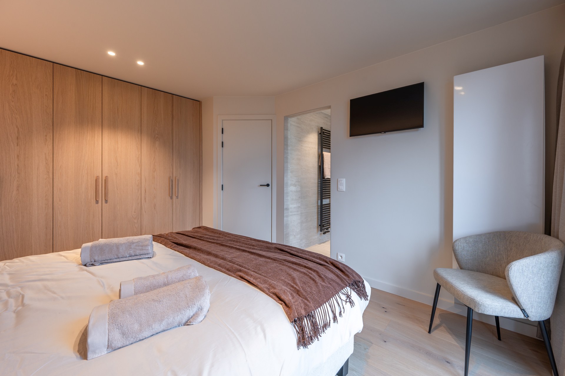 Appartement en duplex spacieux et rénové, orienté plein sud, situé dans un emplacement exceptionnel sur la Lippenslaan. 