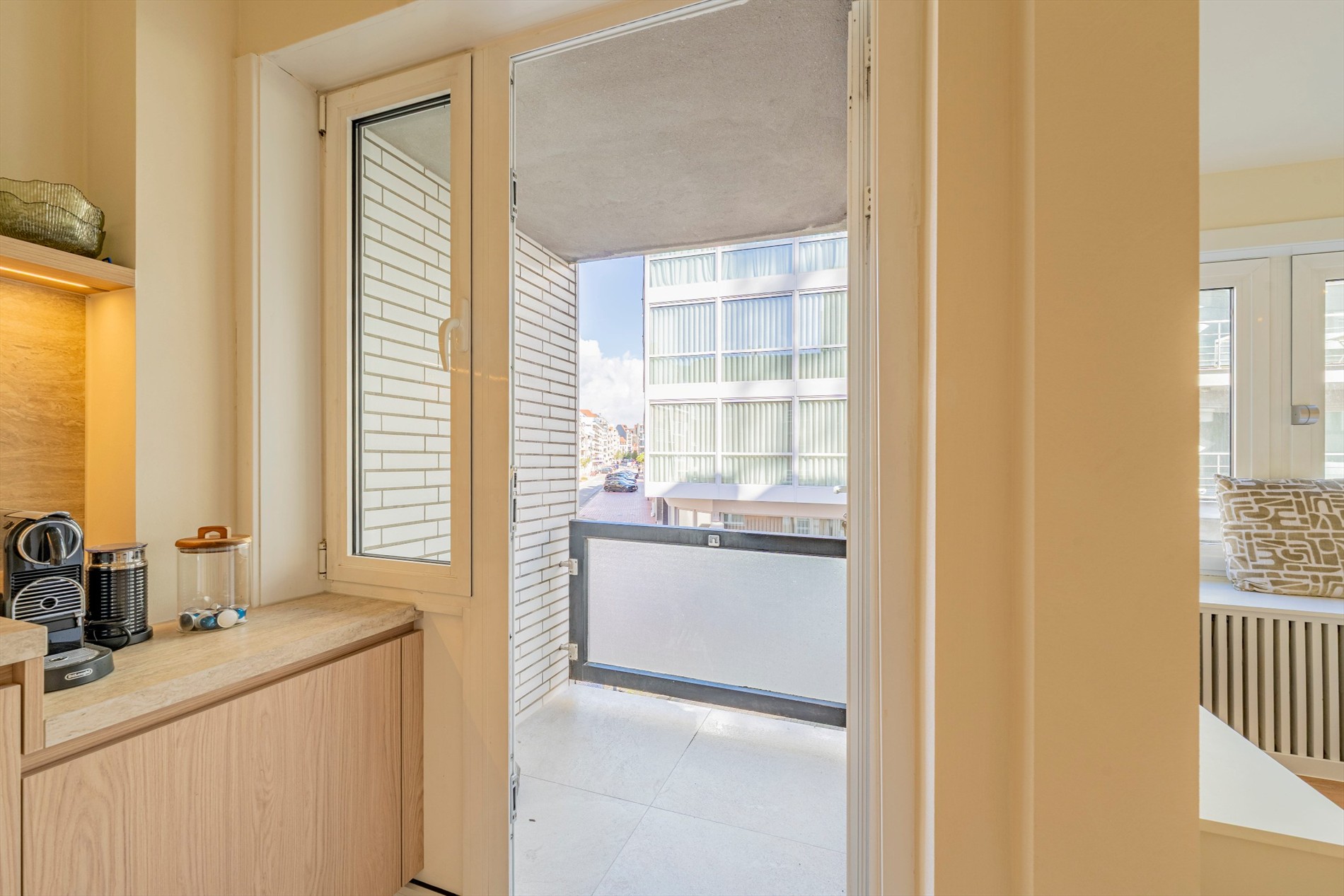 Prachtig ruim appartement met 3 slaapkamers en terras centraal gelegen op de Zoutelaan te Knokke. 