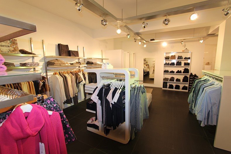 Volledig vernieuwd handelspand met mooi breed etalageraam in het centrum van Koekelare 