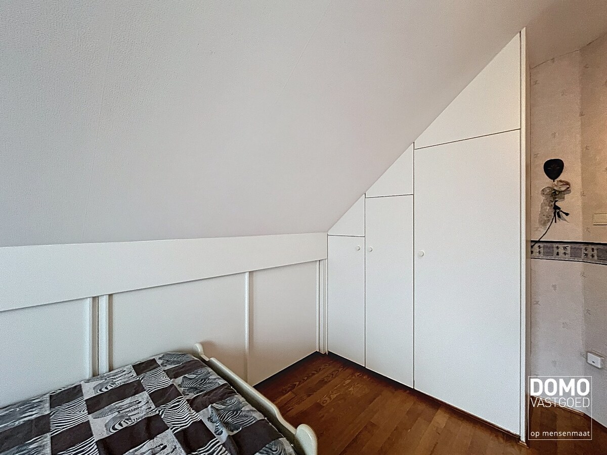 Ruime woning met 4 slaapkamers, groene tuin, terras en inpandige garage 