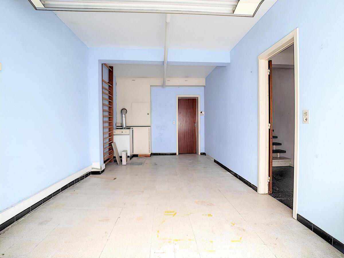 Goed gelegen, volledig te renoveren woning aan het marktplein van Heist - Heist 