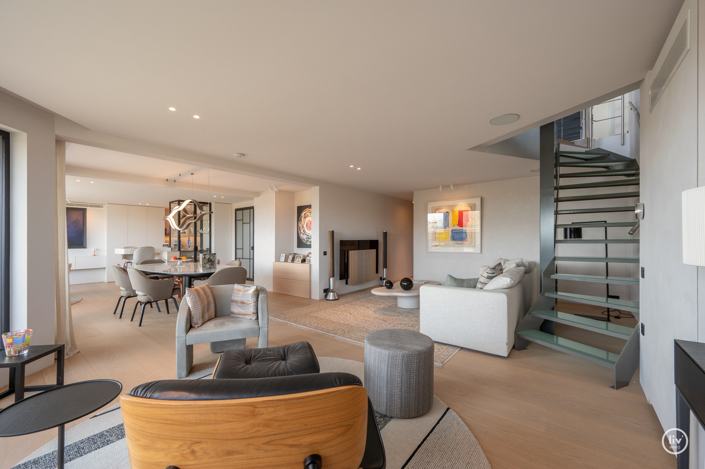 Dit magnifieke duplexappartement combineert uitzonderlijke volumes met adembenemende zichten over zowel de omliggende bossen als de zee. 