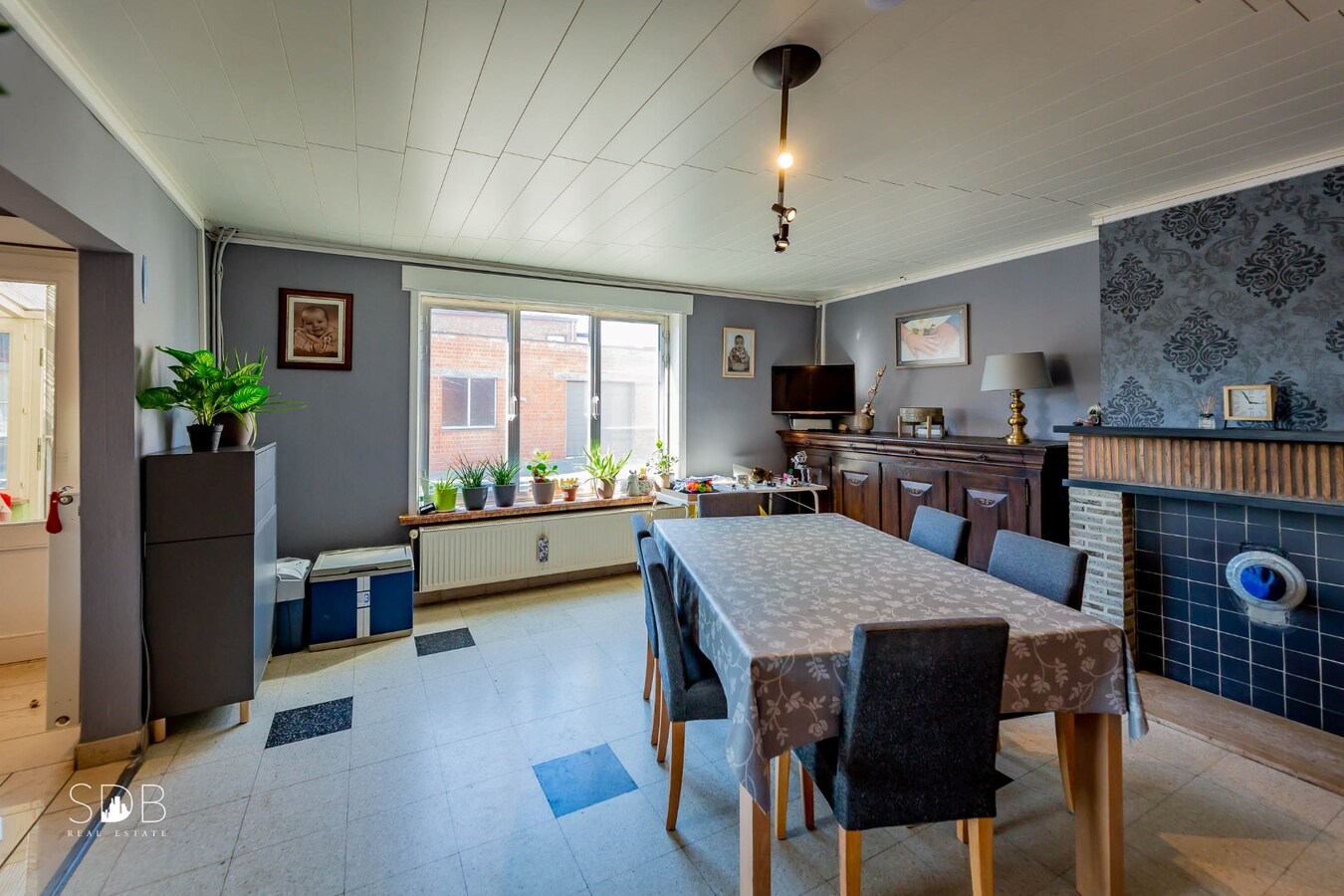 Hedendaagse woning met diverse bijgebouwen op 8.255m² 