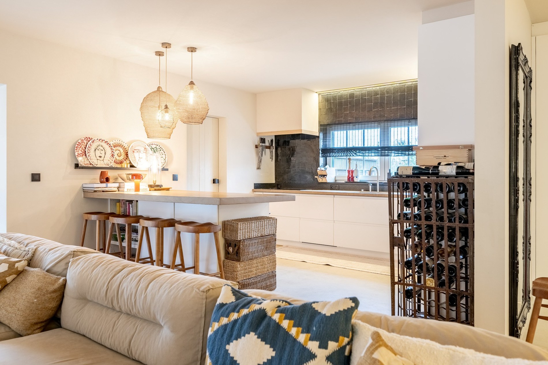 Gelegen in een rustige en uiterst gegeerde residentiële wijk van Knokke, biedt deze volledig gerenoveerde woning een perfecte combinatie van hedendaags comfort, licht en verfijnde elegantie 