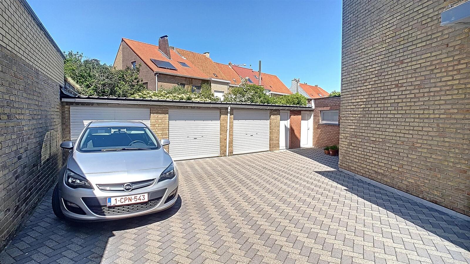 Klein garagecomplex in het centrum met drie garages - Heist 