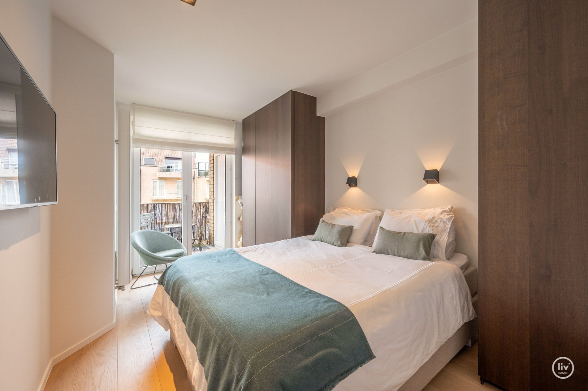 OPENDEURDAG Zaterdag 29/08 - tussen 14u en 16u:  Luxueus volledig gerenoveerd 3 slaapkamer appartement te Parmentierlaan gelegen nabij de Zeedijk. 