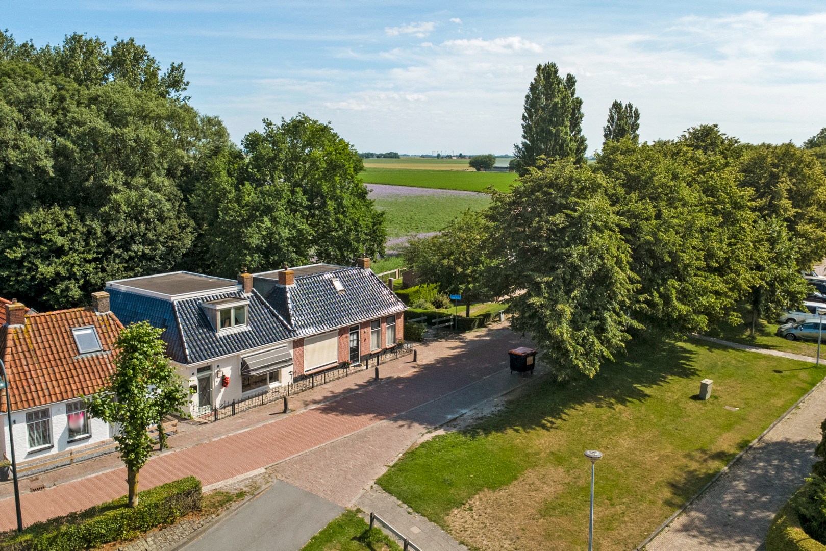 Instapklaar en tot in de puntjes verzorgd, met twee slaapkamers en een fraai verbouwde schuur voor praktijk, werk of hobby. 