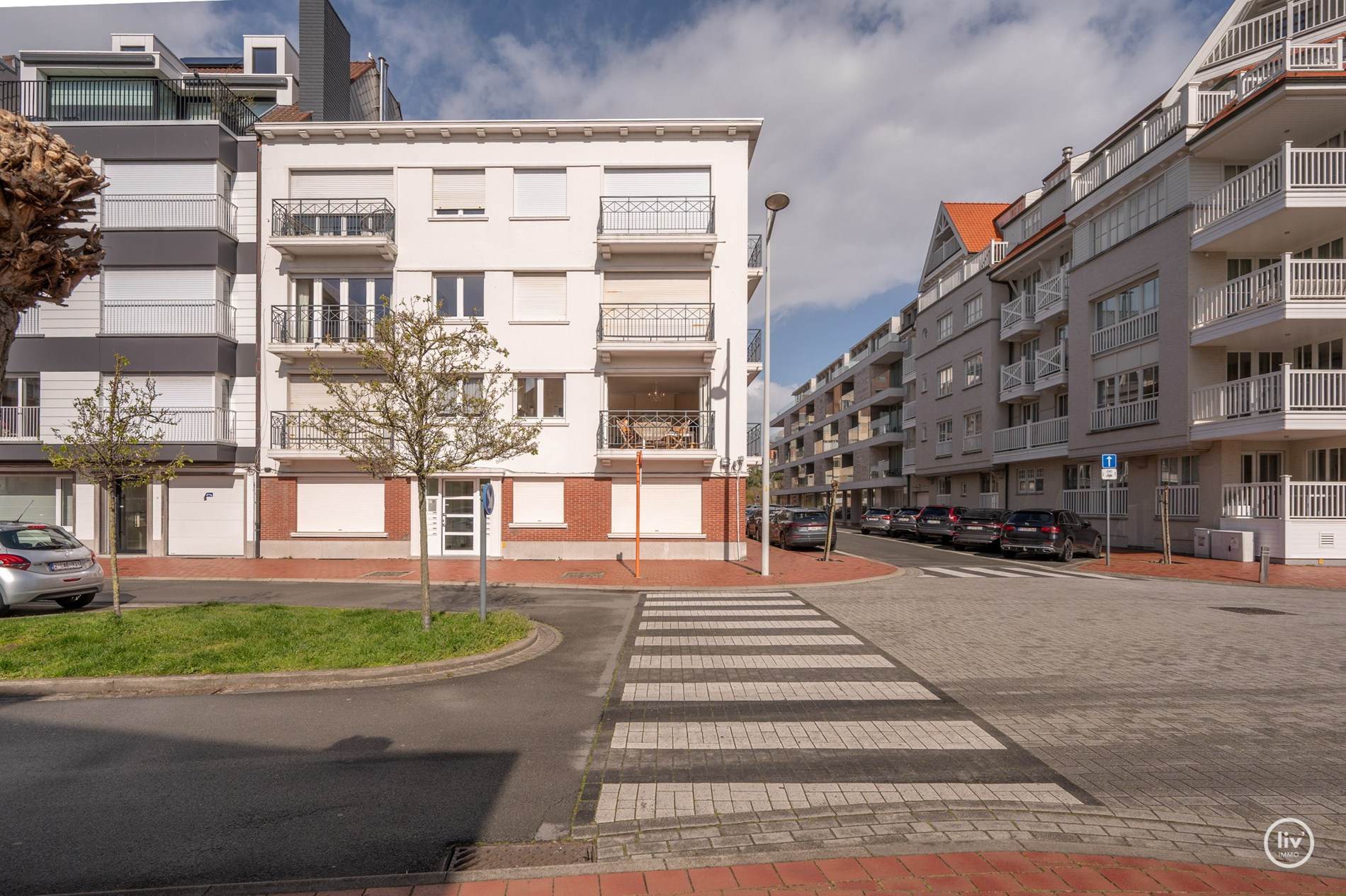 Zonnig HOEKappartement gelegen op de Van bunnenlaan met zicht op de Heilighart kerk te Knokke. 