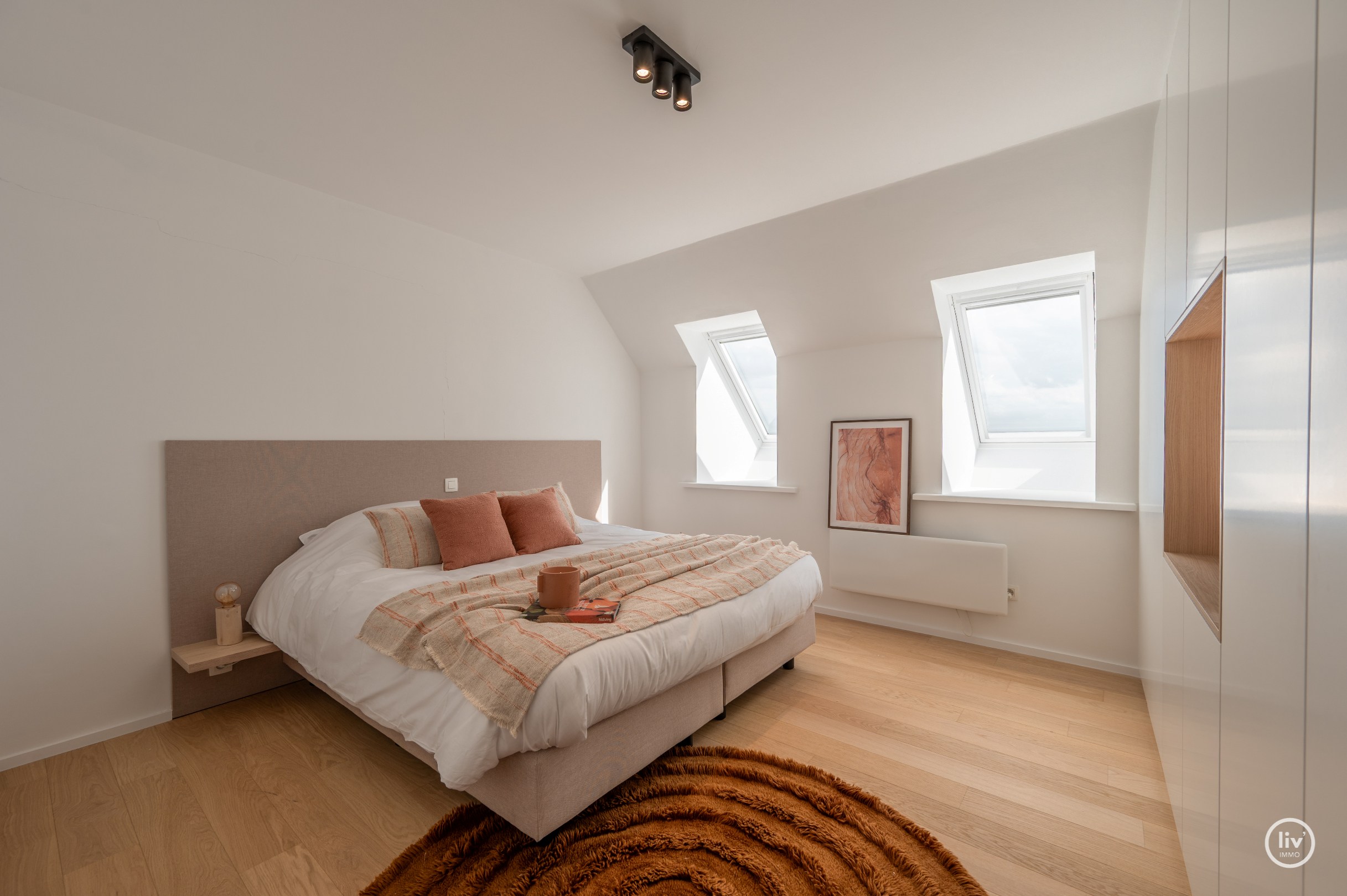 Magnifique appartement en duplex avec une largeur exceptionnelle de façade de 18 mètres et une terrasse généreuse orientée au sud offrant une vue dégagée sur l'arrière-pays de Knokke, à seulement 100 