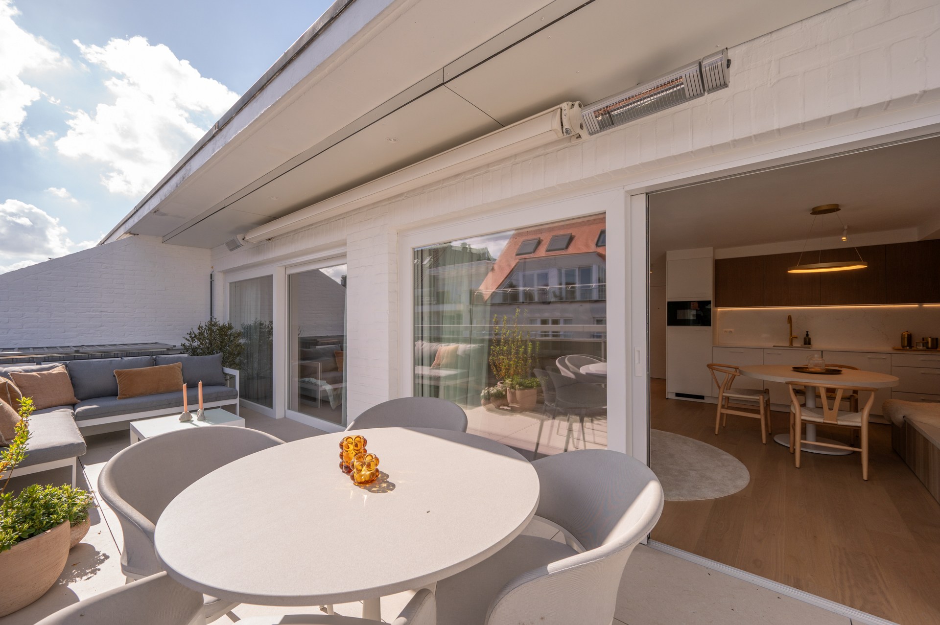 Penthouse duplex exceptionnel de 125 m² dans la résidence William, un bâtiment récent et élégant (2020), parfaitement situé au centre de Knokke. 