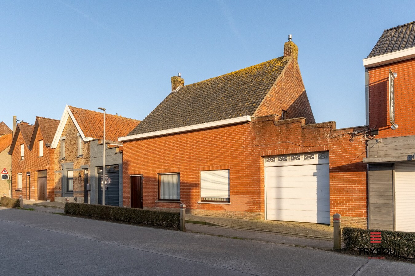 Te renoveren woning met garage en diepe tuin 