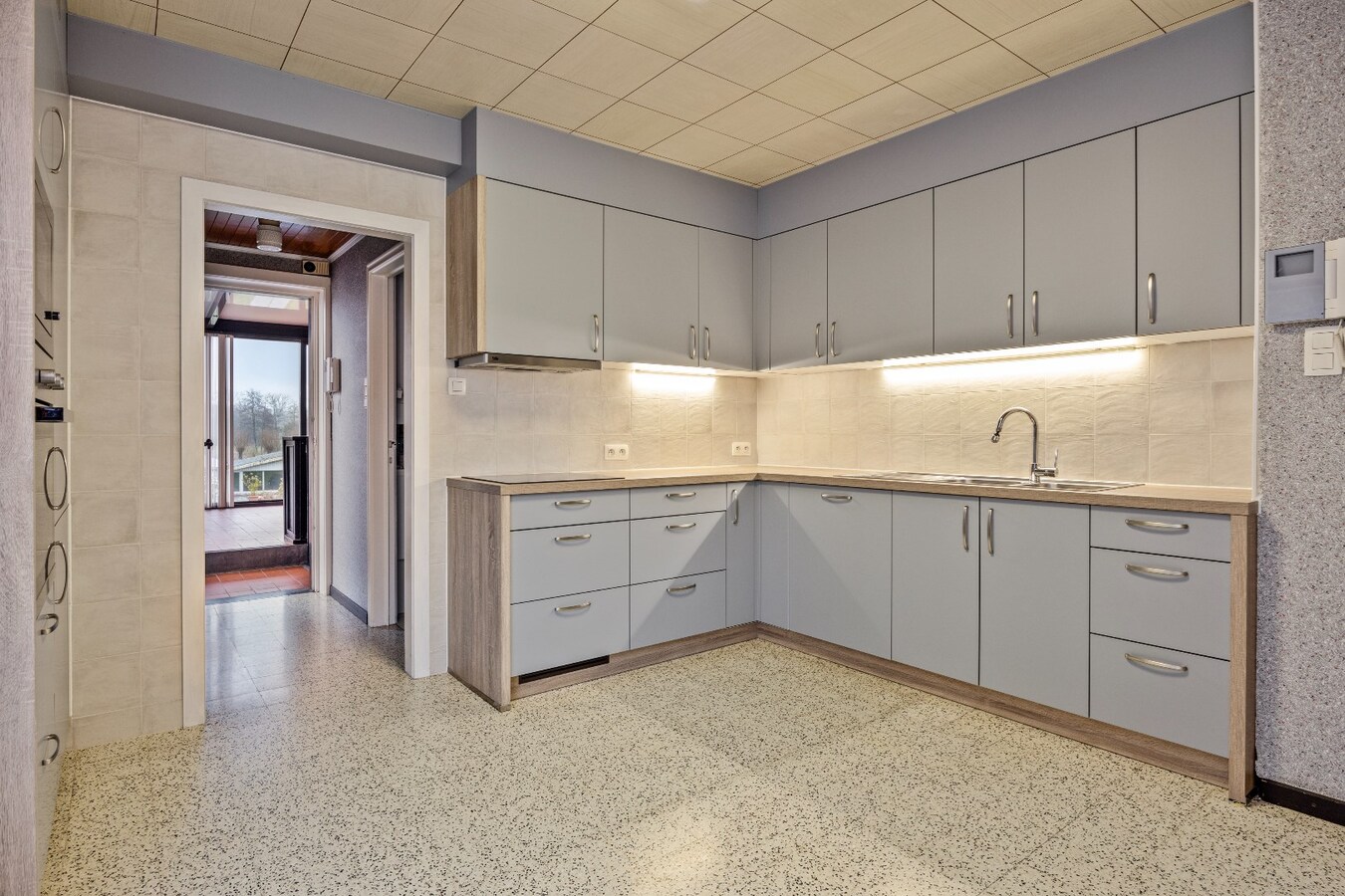 Solide en op te frissen woning te koop vlakbij centrum Lozer 