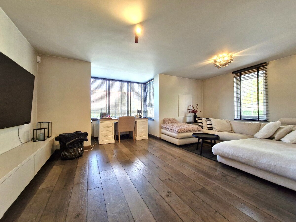 Uiterst charmante halfopen bebouwing met weidse zichten op een perceel van 2012m² 