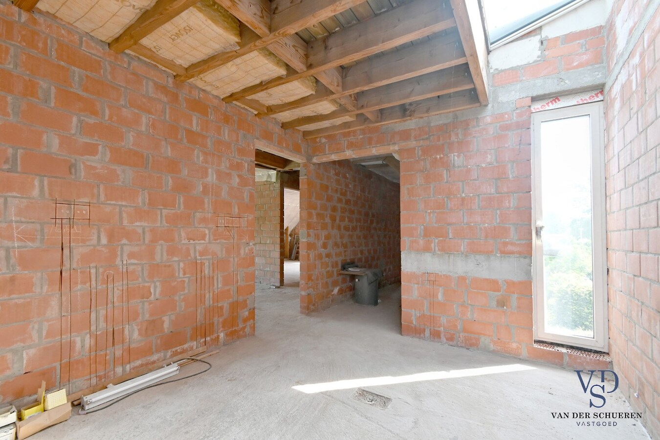 Eigentijdse woning (nog af te werken) te Vurste. 