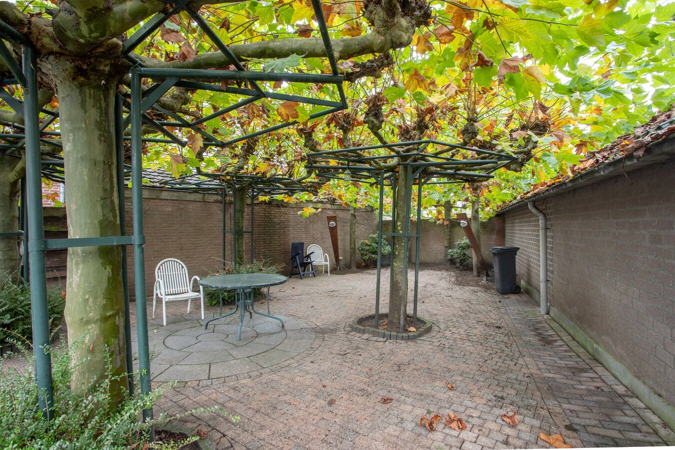 Te renoveren vrijstaande woning met vrijstaand bijgebouw gelegen in het centrum van Netersel. 